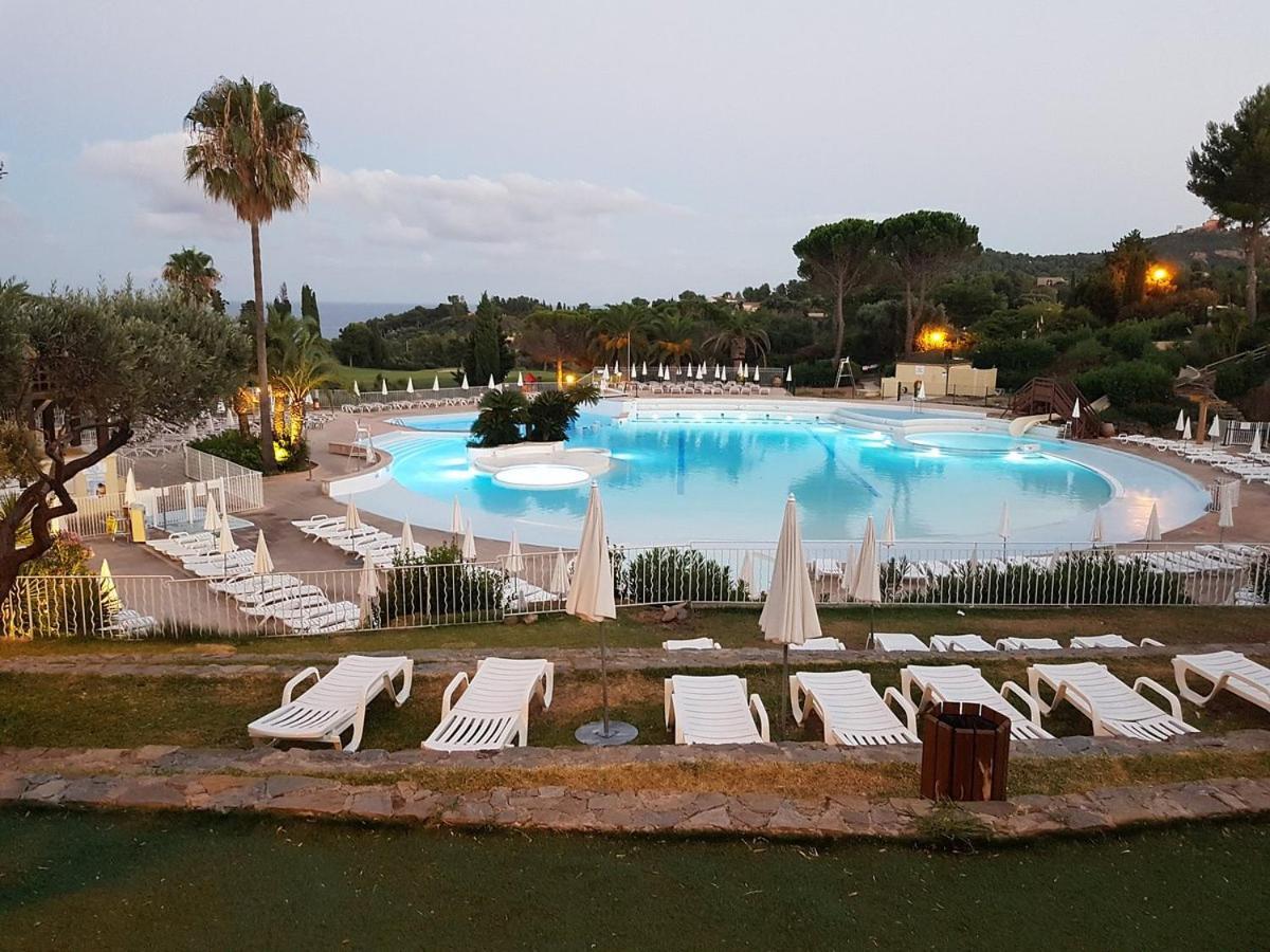 Village Cap Esterel, Piscine, Plage Saint-Raphael  Bagian luar foto